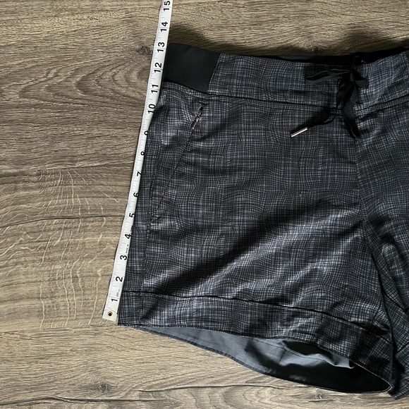 CALIA by Carrie Underwood ‘Anywhere’ print shorts size medium - Picture 6 of 6